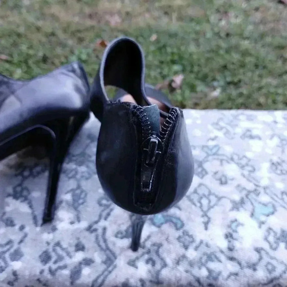 Nine West black leather 4” heels with dramatic side buckle size 6M - Picture 5 of 7